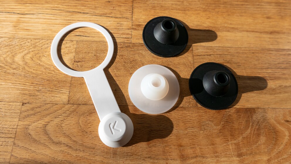 You can switch out the mouthpiece and cover it with the separately available protective cap. This keeps it clean, but not necessarily spill-proof.