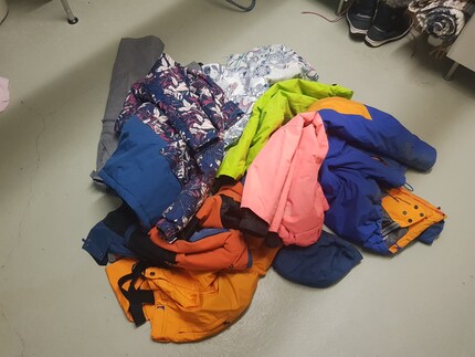 Les vêtements de ski sont prêts à être lavés avec une lessive imperméabilisante.