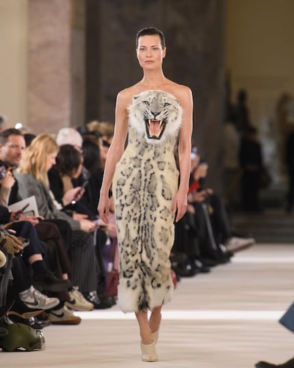 Shalom Harlow bändigt die Leopardin, …