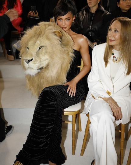 Kylie Jenner belöwt an der Paris Fashion Week