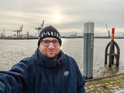 Les selfies fonctionnent même avec le soleil dans le dos. On peut apercevoir un reflet sur le logo de la veste.