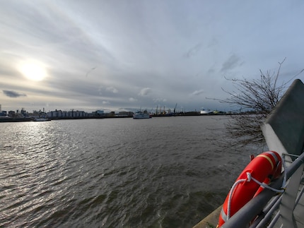 Avec l’appareil photo grand-angle, on peut même prendre en photo la bouée de sauvetage sur sa propre rive.