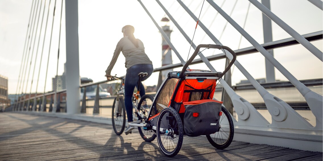 À partir de 3 mois, vous pouvez déjà transporter votre enfant dans une remorque à vélo.