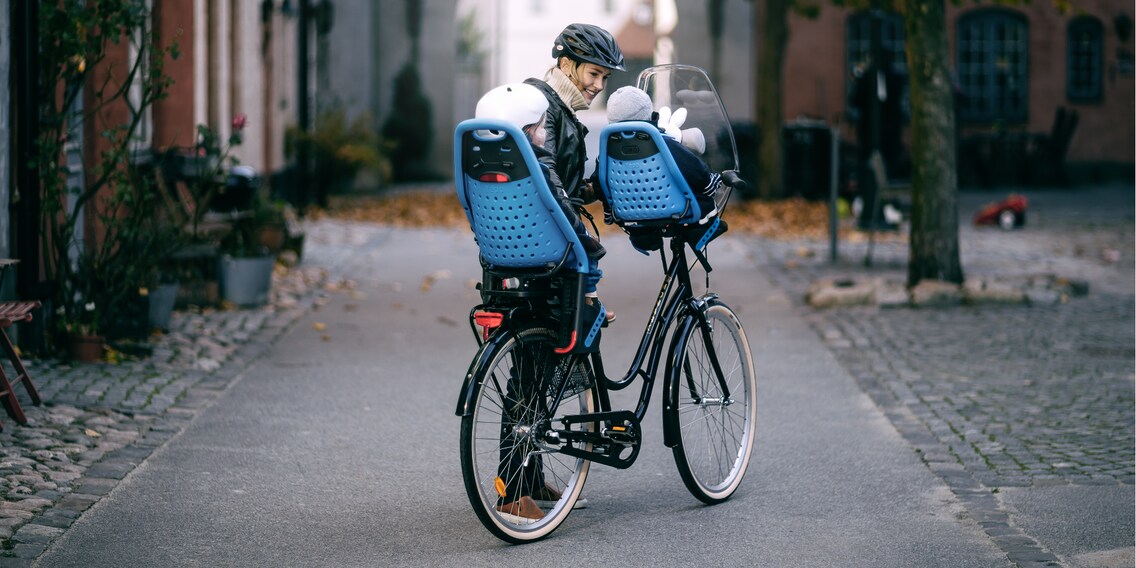 Le siège pour enfant peut être monté devant vous sur la fourche du vélo ou derrière vous sur le cadre du vélo.