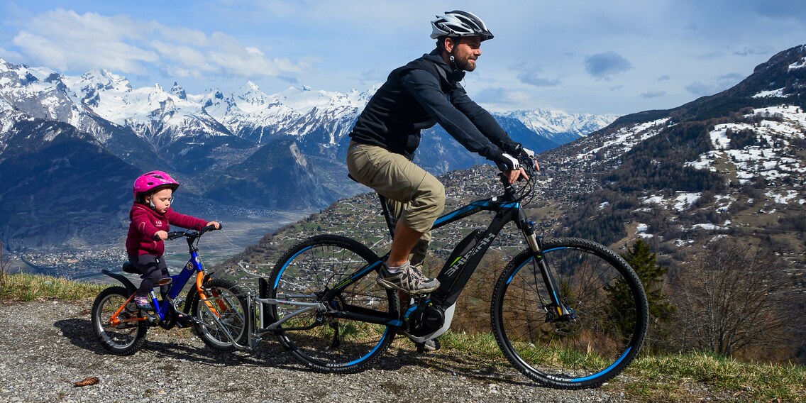 Avec le vélo de sillage, vous pouvez coupler le vélo de votre enfant (à partir de 3 ans environ) au vôtre. Idéal si les petits se fatiguent un peu pendant la visite.