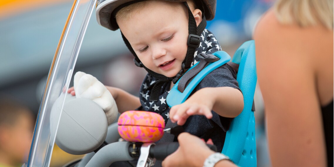 À partir de 9 mois environ, les petits peuvent déjà faire du vélo avec vous dans le siège pour enfant.