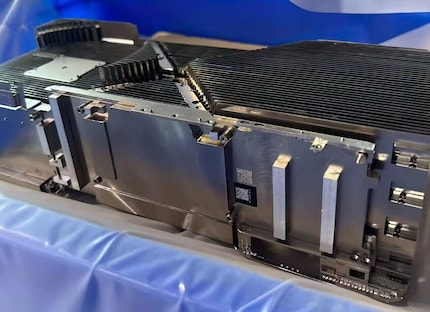 La scheda della RTX 4090 Ti sarebbe installata verticalmente dietro la copertura metallica.
