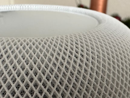 Das Gewebe, das die HomePod-Hülle bildet, hat eine Wabenstruktur.