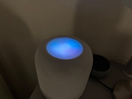 Im Dunkeln ist es gut zu erkennen: Spreche ich Siri an, leuchtet die gesamte Oberfläche des HomePod 2 in den Farben des Regenbogens.