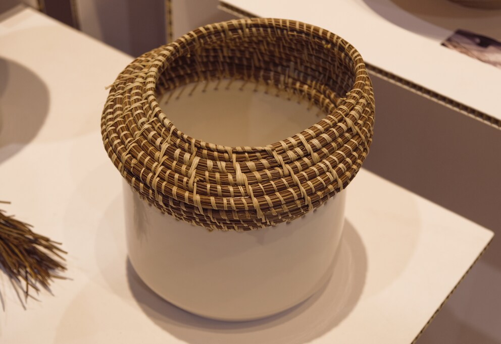 Simple Löcher in der Basis ermöglichen unterschiedliche Materialien zu verknüpfen.