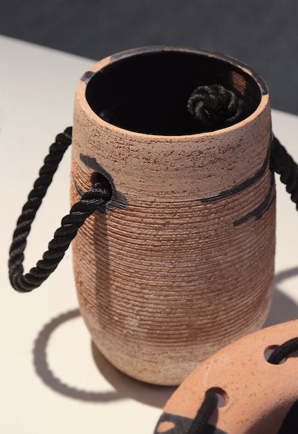 Il ne manque plus que le nœud marin : Les vases en céramique de Lisa Maïofiss ont des cordes pour une meilleure prise en main.