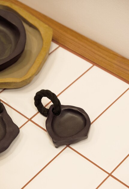 Mixed up: Natalia Brilli unisce pelle e ceramica in una piccola ciotola.