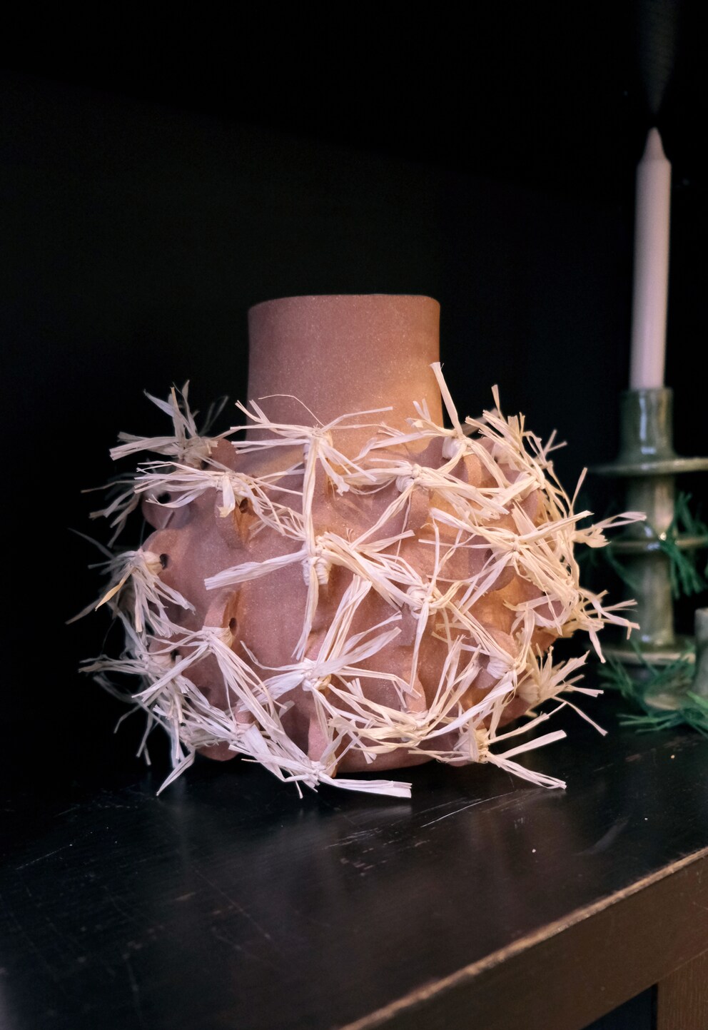 Die Vase «Erizo Cinco» von Goju besteht aus Steingut und Bast.
