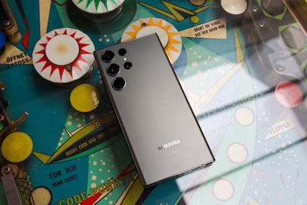 Il Galaxy S23 nella variante di colore verde (scuro).