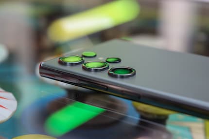 Gli occhi di ragno «» rimangono sul retro del Galaxy S23.