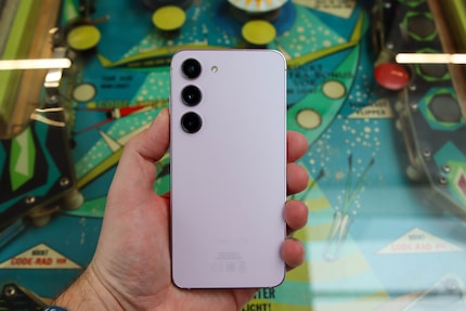 La gobba della fotocamera del Galaxy S23 e S23 Plus è scomparsa.