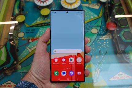 I lati lunghi del display del Galaxy S23 Ultra sono meno arrotondati. In questo modo Samsung guadagna una maggiore superficie di visualizzazione per l'utilizzo della S Pen.
