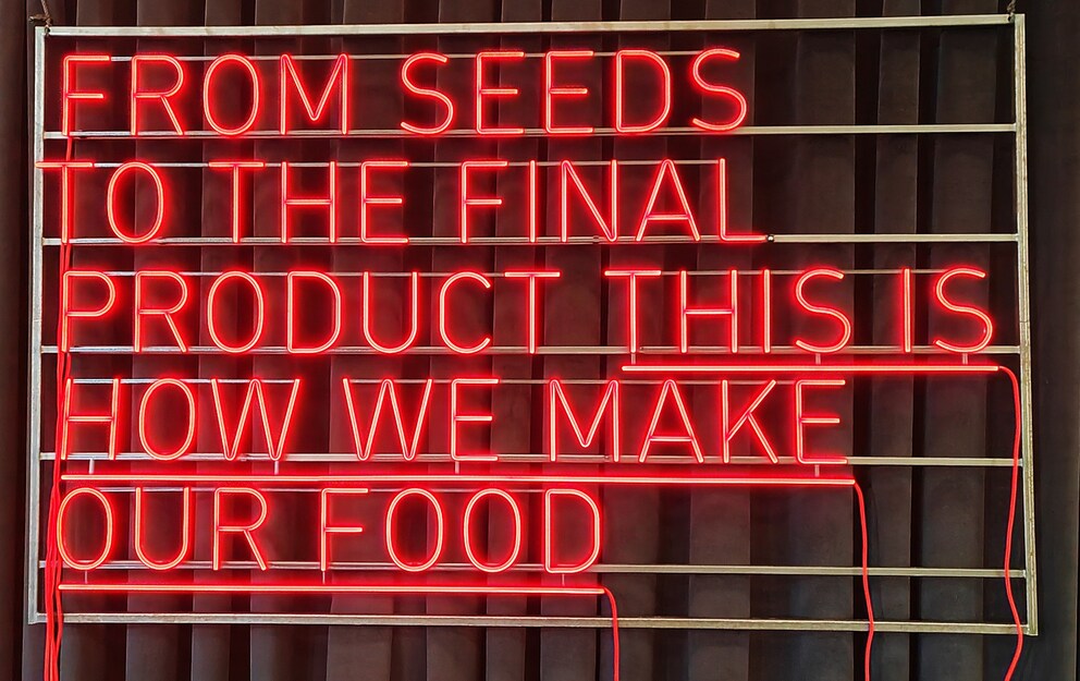 Die Leuchtreklame von Lyofood an der ISPO in München.