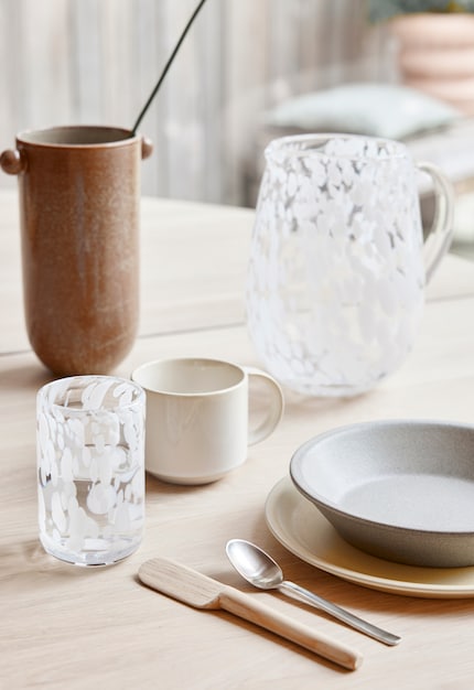 By adding blotches of colour, any drinking glass, no matter how simple its shape, becomes something special.