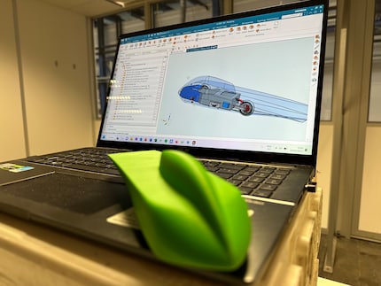 Due modelli per l'auto da corsa: uno stampato in 3D, l'altro in CAD.