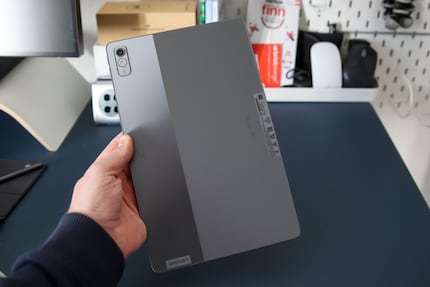 Rückseite des Lenovo Tab P11 Pro ohne Hülle.
