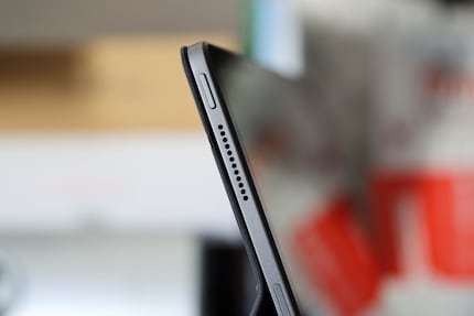 Einer der Lautsprecher an der Seite. Der Powerbutton hat keinen versteckten Fingerabdrucksensor.