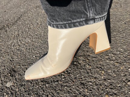 La suola marrone delle scarpe ha provocato numerose macchie.