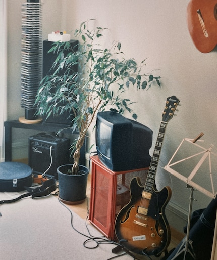 Mein erstes WG-Zimmer 1998. Mit dem ersten, winzigen Gitarrenverstärker, dem Verzerrer, meiner zweiten Gitarre. Und meinem ersten Fernseher!