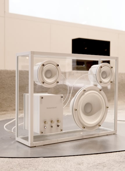 Les «Transparent Speaker» peuvent être ouverts sur la face inférieure ou arrière.