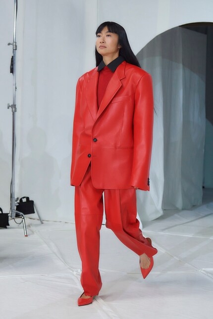 Oversized, leather, red - Marni combines several trends in one look in the winter collection '23.