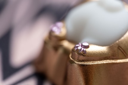 L'alluminio è di colore dorato e viola.