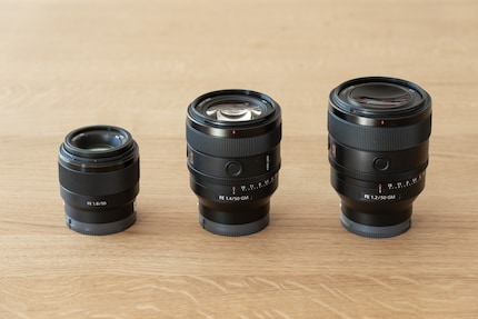Le Sony 50 mm F1.4 GM (au centre) se situe entre F1.8 (à gauche) et F1.2 GM (à droite).