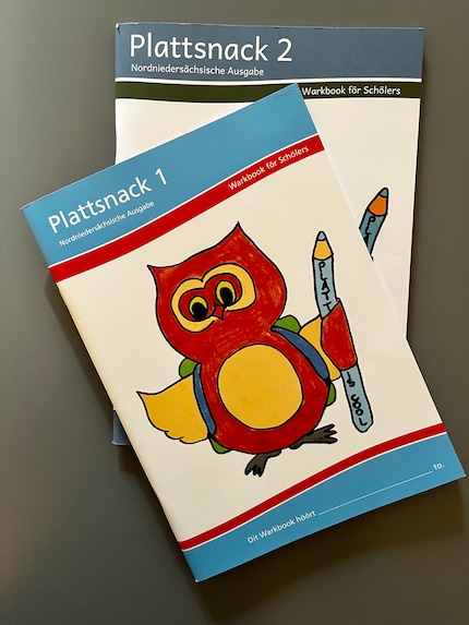 Nele Ohlsen a écrit elle-même le manuel scolaire qu’elle utilise pour enseigner le bas allemand. La chouette sur la couverture, qui s’appelle Okke, était aussi son idée.