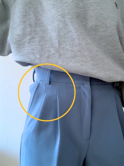 Un simple pull glissé dans la ceinture d’un pantalon ou d’une jupe et on se retrouve avec des bosses disgracieuses. 