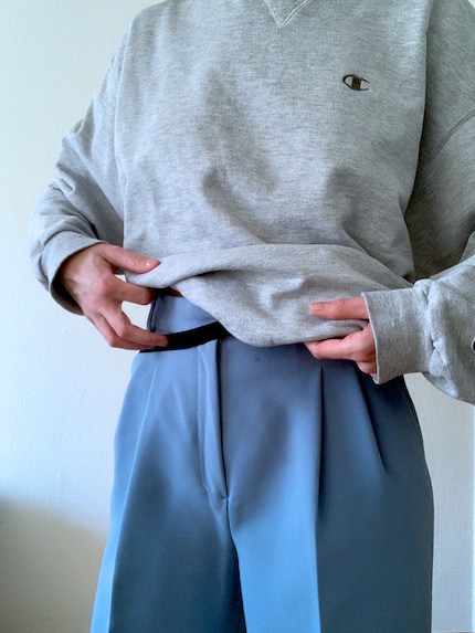 ... et enrouler la ceinture du pull autour. 