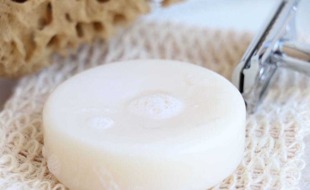 The fragrance-free shaving foam from the dm natural cosmetics brand Alverde contains organically farmed camomile and aloe vera.