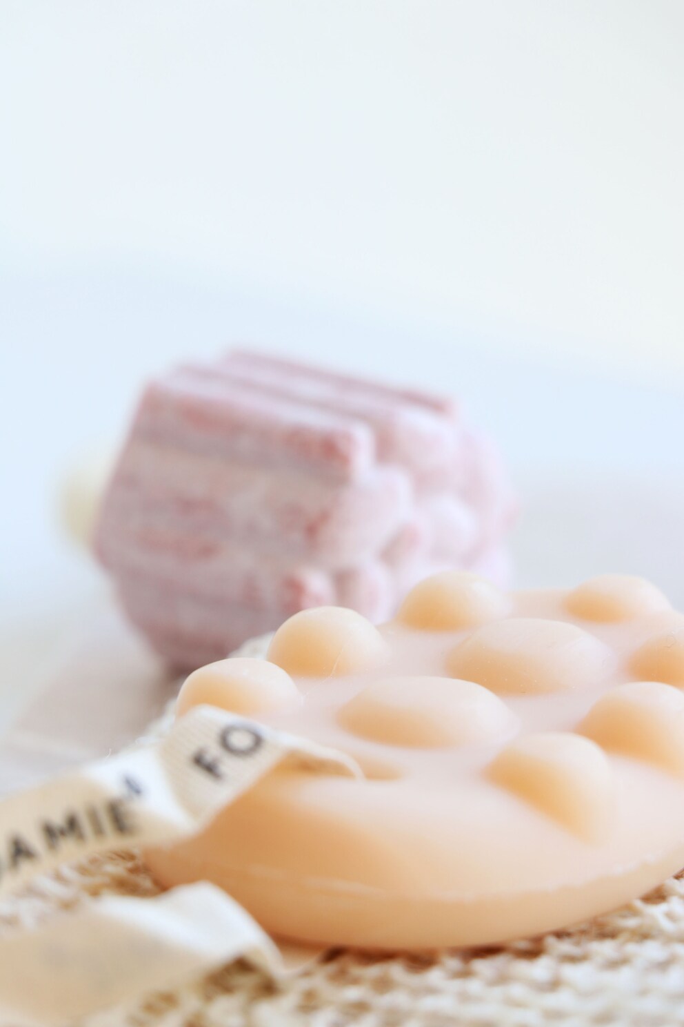 The climate-neutral Shake Your Coconuts shower bar from Foamie received a rating of «very good» from Öko-Test.