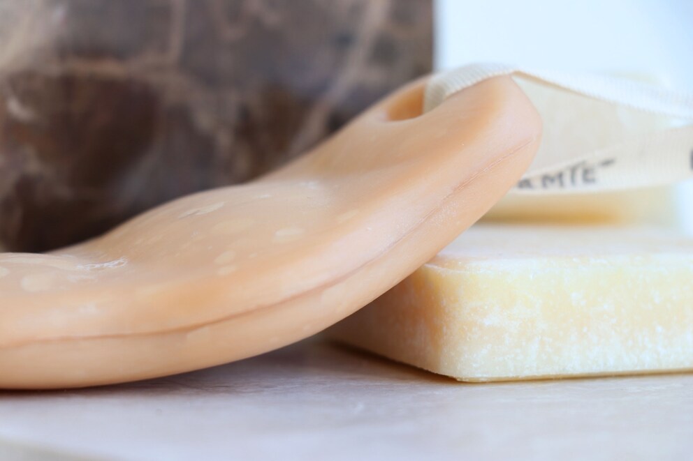 The Kiss Me Argan solid shampoo from Foamie fits my hand well.