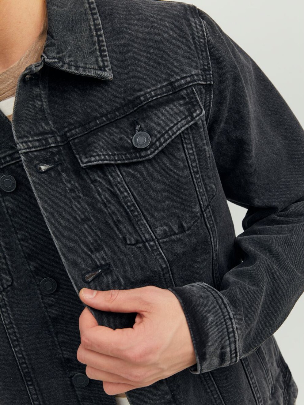 Kombiniere die Jeansjacke mit jedem Oberteil