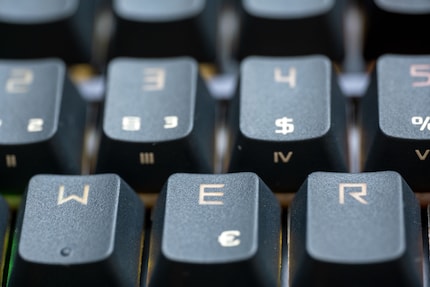 I keycap dell'Asus ROG Azoth hanno un bell'effetto traslucido, se solo non fosse per quell'orribile font.