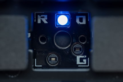 Grazie alle prese hot-swap, è possibile scambiare i pulsanti di Asus ROG Azoth in modo semplice e veloce.