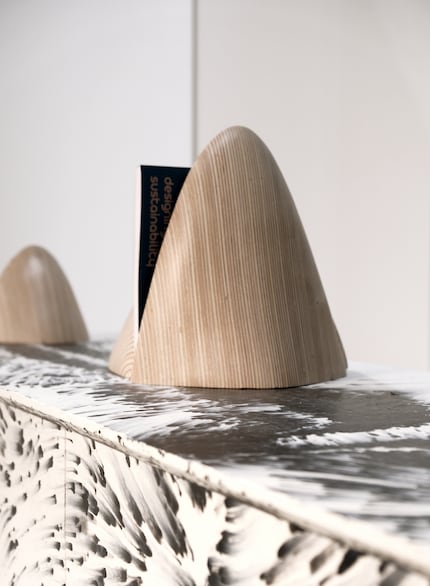 Kein gebrochenes Gestein: Die Tischplatten bestehen aus Kunststoffabfällen.