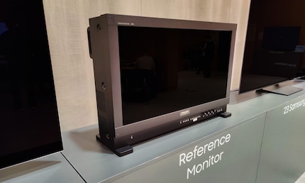 Voici à quoi ressemble un moniteur de référence tout droit sorti de Hollywood : il est petit, épais, il vaut 1500 francs suisses le pouce et consomme énormément d’électricité. Malheureusement, je n’ai pas pu prendre de photo de l’appareil allumé.