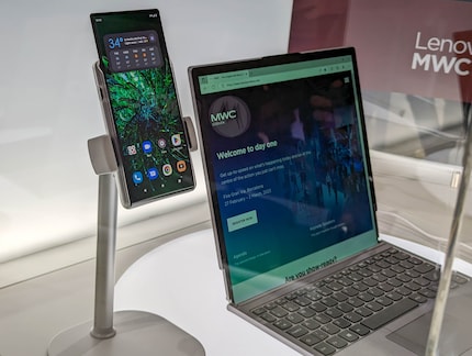Motorola RIZR et l'ordinateur portable Lenovo avec les écrans déployés.