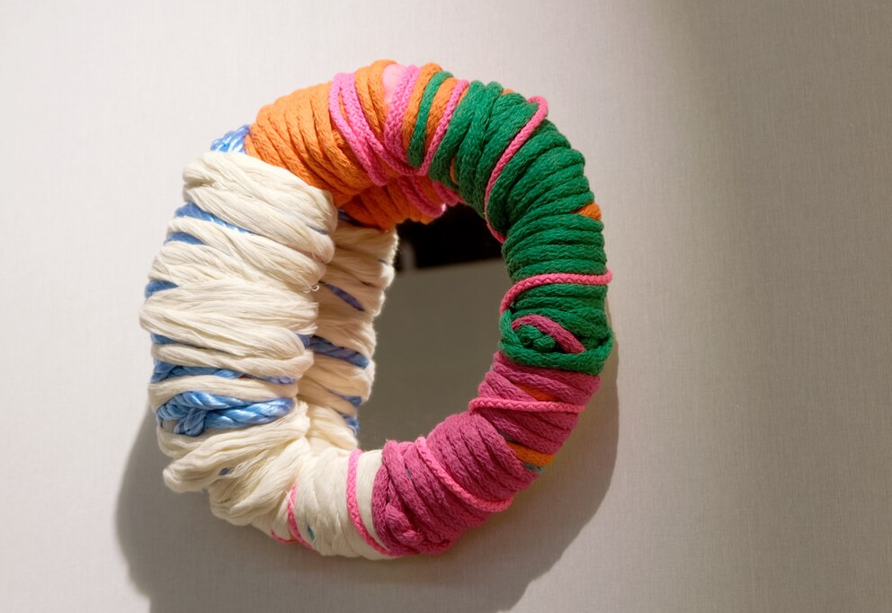 Auch eine Skulptur: Der Spiegel von Mariadela Araujo setzt sich aus Tüll, spanischen Textilkabeln, recycelter Baumwolle und recyceltem Polyester zusammen.