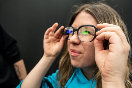 Die Brille ist angenehm zu tragen, ich bräuchte aber korrigierte Gläser für ein scharfes Bild.