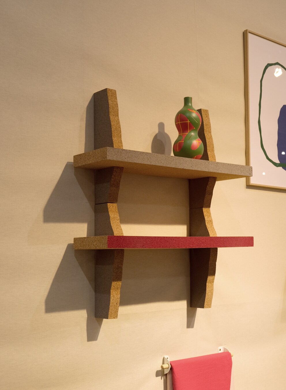 Ein Zusammenspiel von starren und aufgewechten Linien: Das Regal «Horizon floating shelf»..