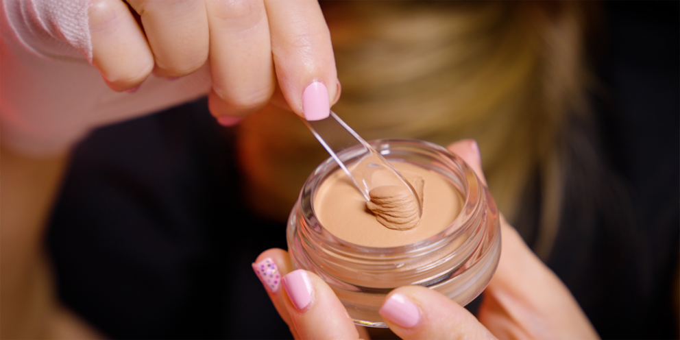 Fluffig in der Textur, mühsam in der Anwendung: die Maybelline Dream Matte Mousse Foundation.