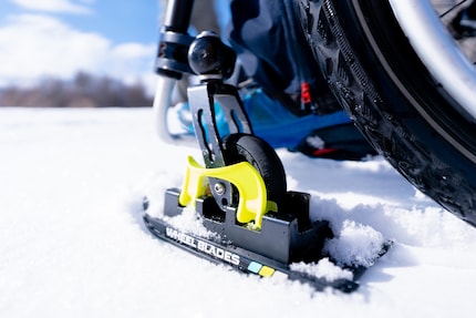 Con i Wheelblades, la sedia a rotelle di Patrick si muove anche sulla neve.