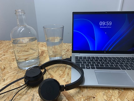 Mon compagnon de tous les instants : même au bureau, le verre et la bouteille d’eau me rappellent de toujours boire.